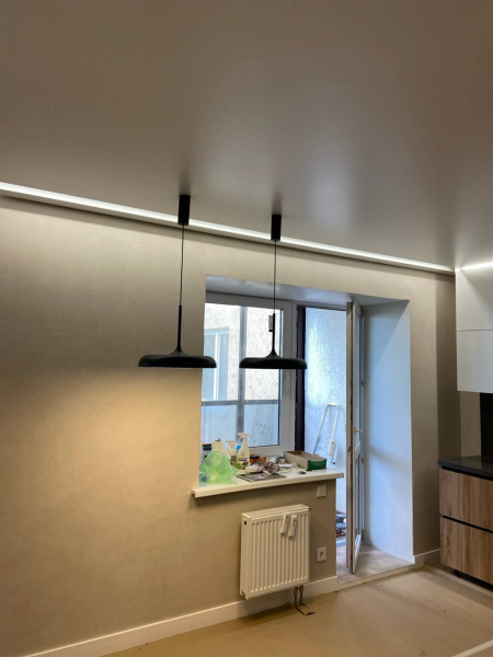 Стоимость сатинового потолка в кухне 12 м²