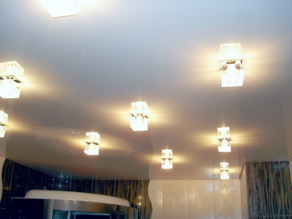 Натяжные потолки в зал с трековыми светильниками