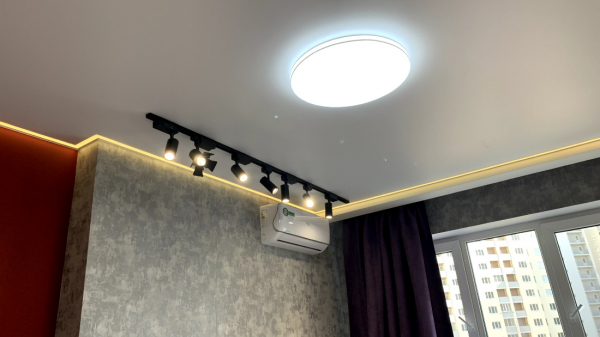 Натяжной потолок в зал