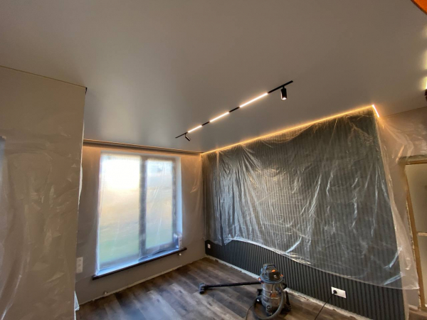 Стоимость сатинового потолка в кухне 12 м²