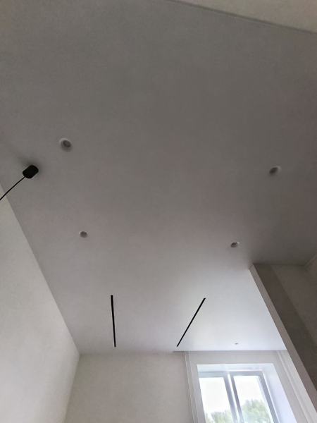 Стоимость сатинового потолка в кухне 12 м²