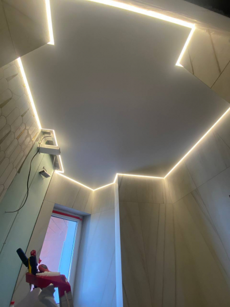 Натяжной потолок в коридор
