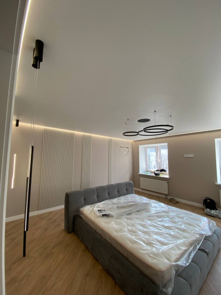 Стоимость сатинового потолка в кухне 12 м²