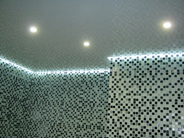 Натяжной потолок с профилем EuroKRAAB в санузле 5 м²